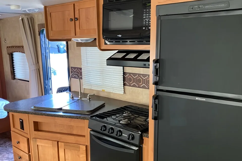 The Glamping Palace Bunkhouse - Edmonton or Ross Haven Pickup