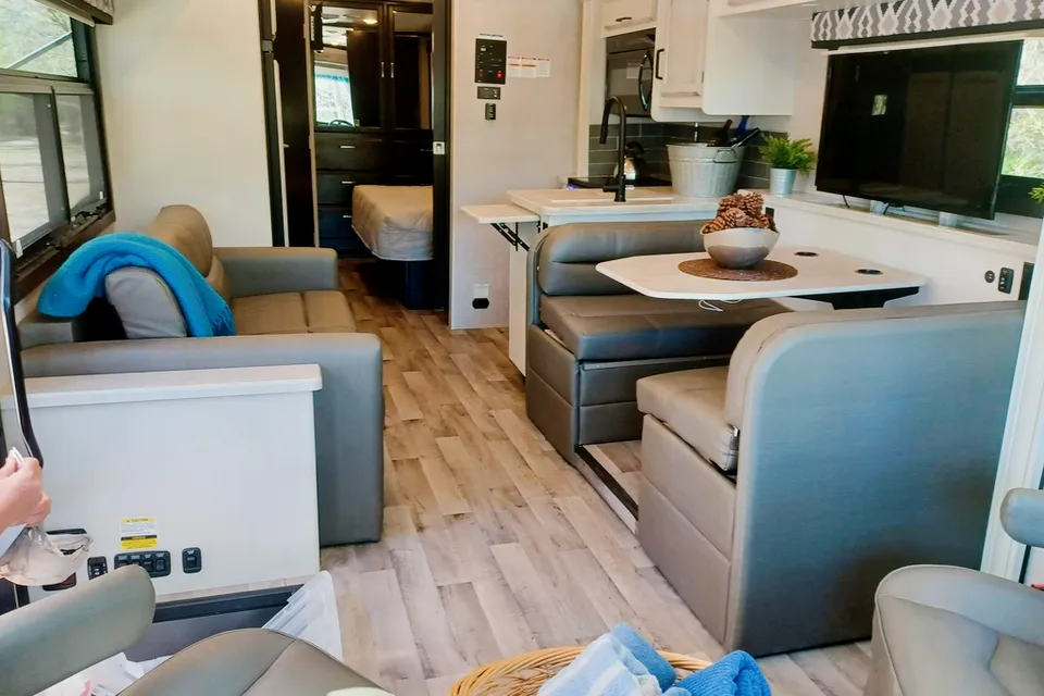 2022 CONVENIENT & EASY TO DRIVE RV!!! Entegra Coach Vision 27A