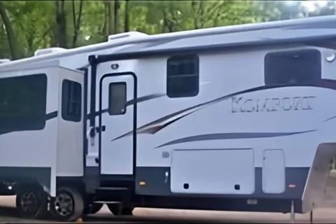Robert's Komfort 2015 38ft 3230FRK 5th Wheel
