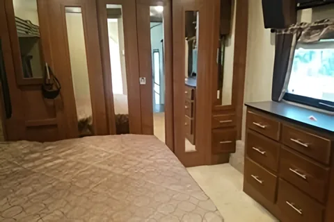 Robert's Komfort 2015 38ft 3230FRK 5th Wheel