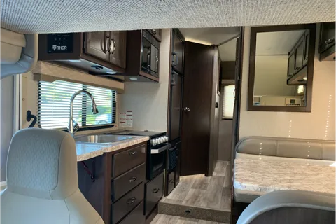 THOR FREEDOM ELITE 24' (SUPER CLEAN)