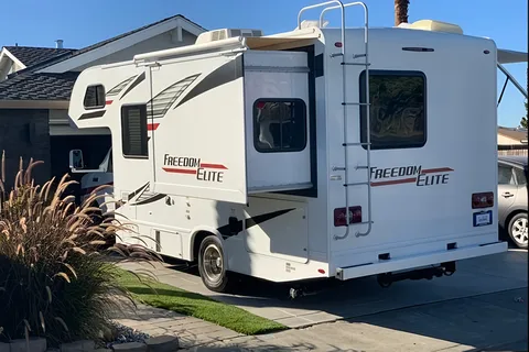 THOR FREEDOM ELITE 24' (SUPER CLEAN)