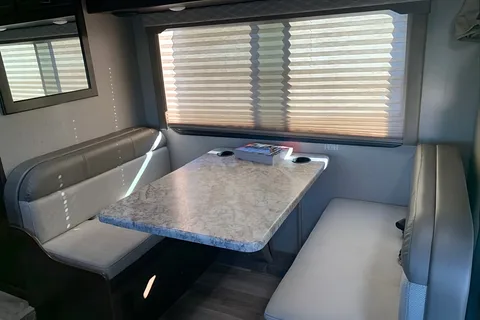 THOR FREEDOM ELITE 24' (SUPER CLEAN)