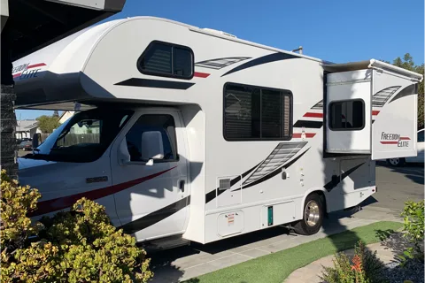 THOR FREEDOM ELITE 24' (SUPER CLEAN)
