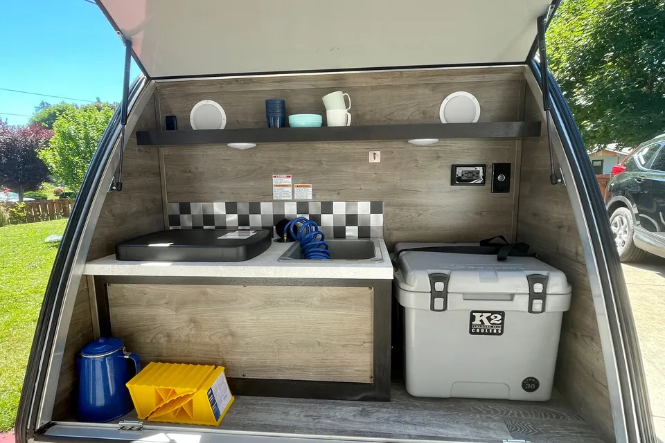 The Teardrop Adventurer – Compact Comfort for Your Journey