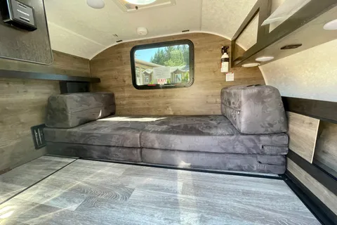 The Teardrop Adventurer – Compact Comfort for Your Journey