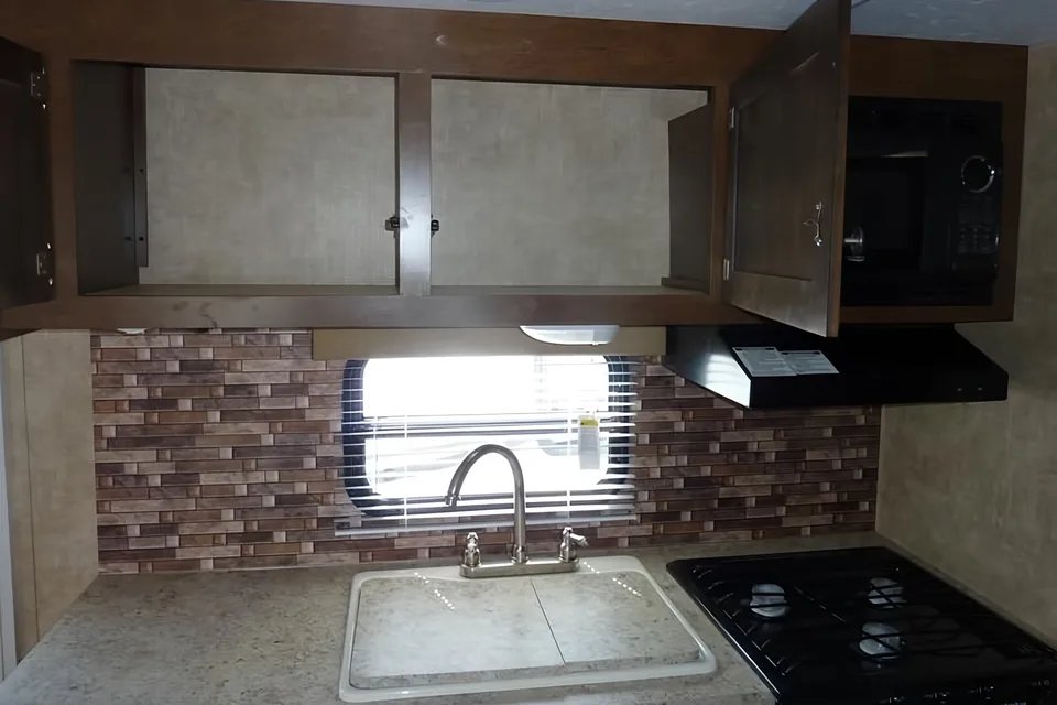 Great Condition - 23' Travel Trailer (No Smoking)