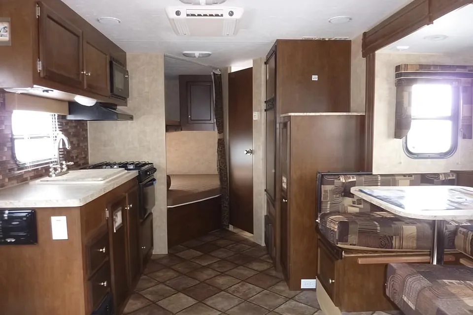 Great Condition - 23' Travel Trailer (No Smoking)