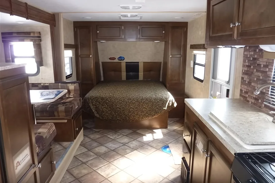 Great Condition - 23' Travel Trailer (No Smoking)