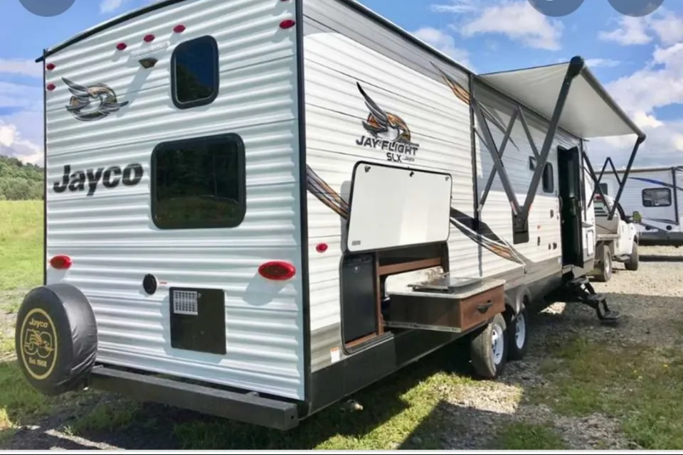 Family fun, rain or shine: Queen bed in private room, full size bunk beds, 50 inch TV, outdoor shower, BBQ & fridge