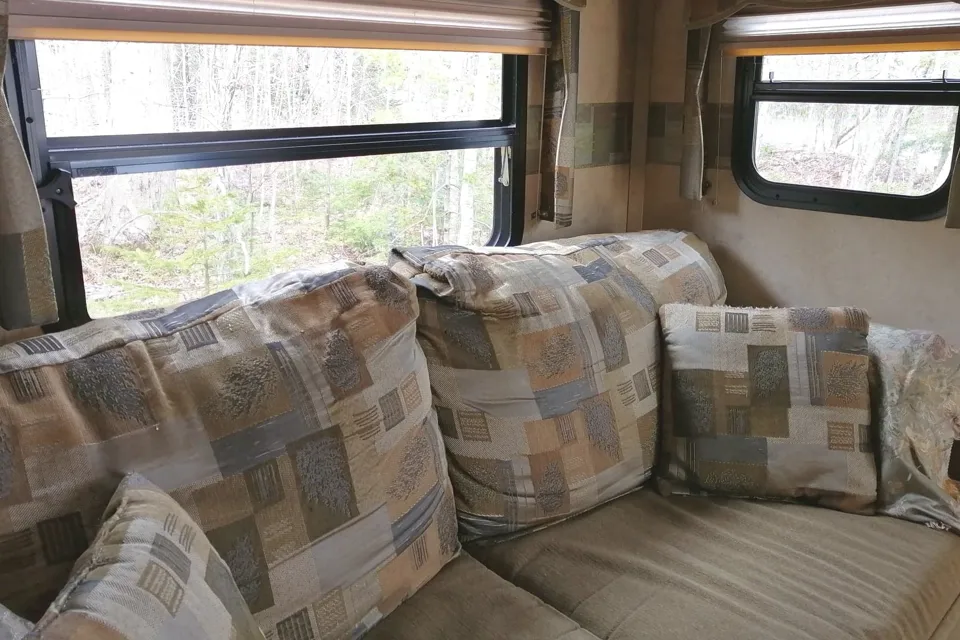 MARITIME CAMPER RENTALS:  2 Baths + Bunkroom (5th-Wheel)