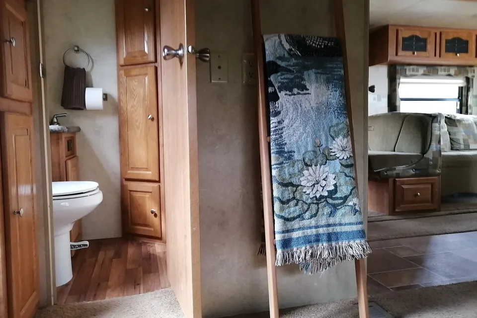 MARITIME CAMPER RENTALS:  2 Baths + Bunkroom (5th-Wheel)
