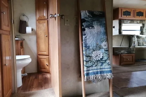 MARITIME CAMPER RENTALS:  2 Baths + Bunkroom (5th-Wheel)