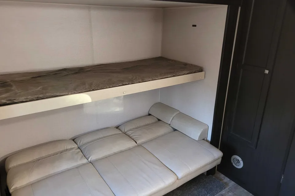 Sport trek 343VBH Travel Trailer